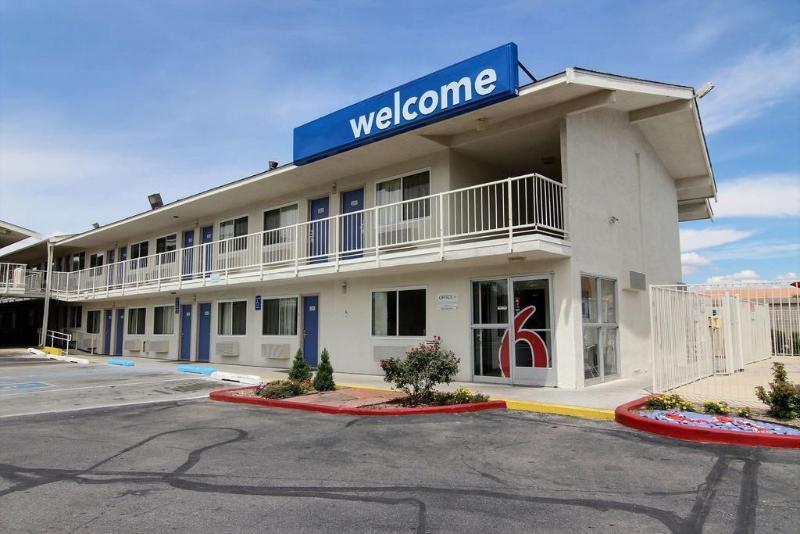 Super 8 Albuquerque/Midtown Hotell Exteriör bild