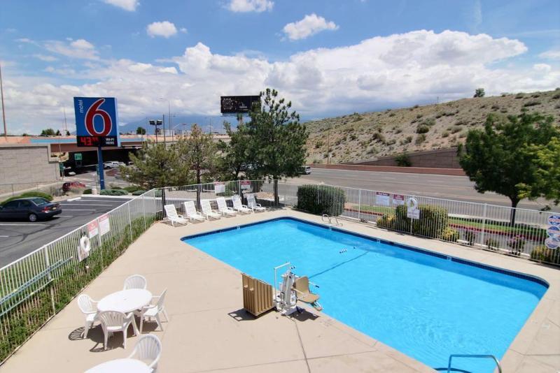 Super 8 Albuquerque/Midtown Hotell Exteriör bild