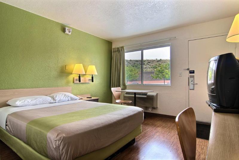 Super 8 Albuquerque/Midtown Hotell Exteriör bild