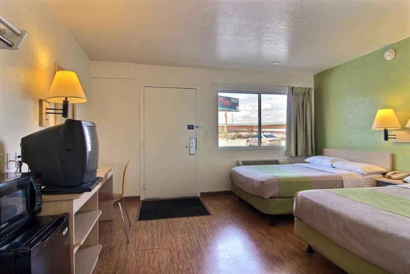 Super 8 Albuquerque/Midtown Hotell Exteriör bild