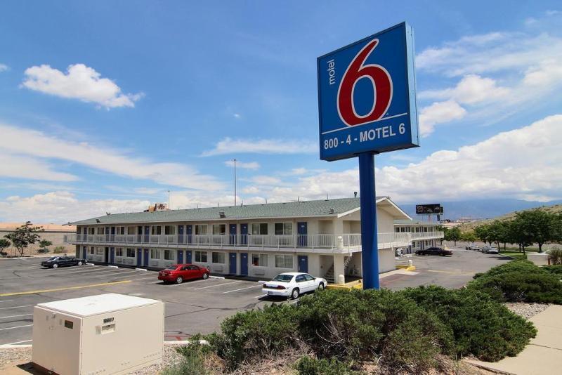Super 8 Albuquerque/Midtown Hotell Exteriör bild